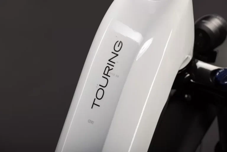 Cube Touring Hybrid ONE 600 metallicwhite´n´chrome EE