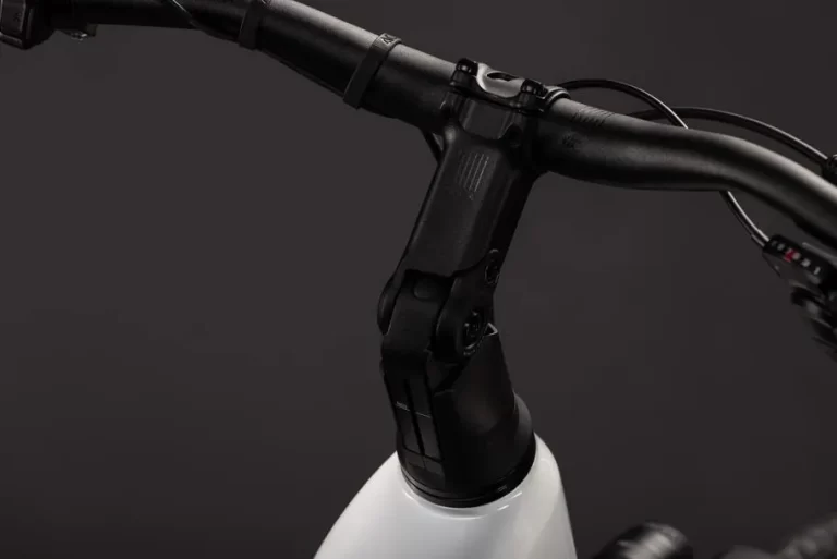 Cube Touring Hybrid ONE 600 metallicwhite´n´chrome EE